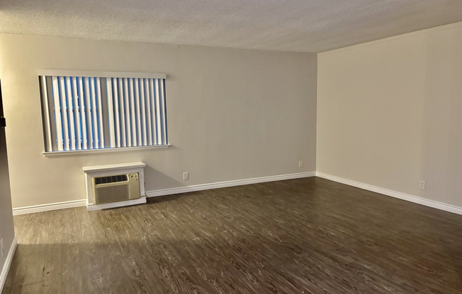 1595 E CHEVY CHASE DR