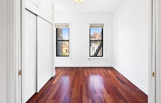 223 W 10 ST