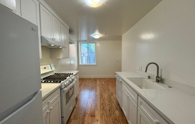 Outer Sunset: Freshly Remodeled 2-ROOM Studio w/ Shared Laundry, Yard & Private Patio
