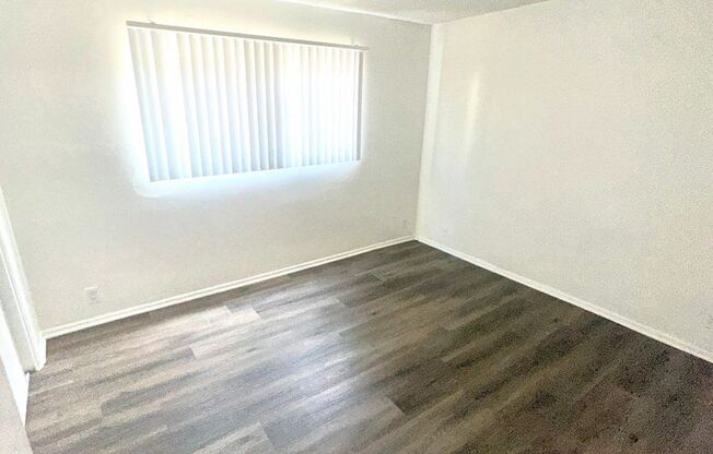 2bd/1ba in North Hills with parking!