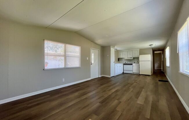 2 Bed 2 Bath Thonotosassa! New paint throughout, new flooring, new kitchen counters & cabinets! Ready for you to MOVE-IN