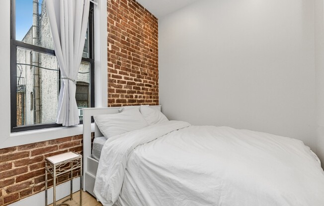 2 beds, 1 bath, $4,600, Unit 1D