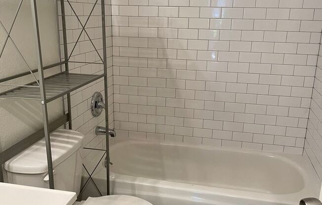 Cozy Bellevue One Bedroom Available Beginning of July!
