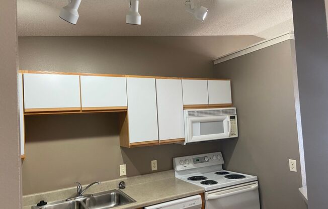 2 beds, 1 bath, 825 sqft, $1,005, Unit 321S