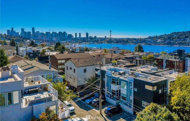 Eastlake Penthouse 2bed / 2bath / 2parking spots - Incredible Deck w views of Sunsets, Lake union, mountains, Space needle and Gas works!!!