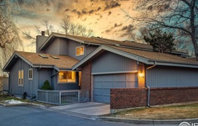 Recently Renovated and Updated 5 BR Townhouse in Willowbrook Available in August!