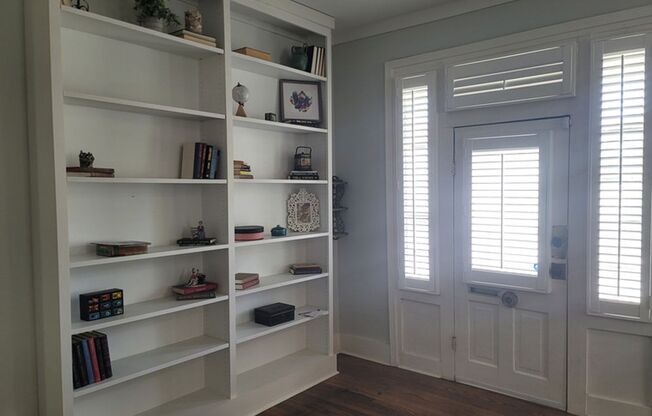 Built in 1871, Single family 3 Bedroom, 5 blocks from Seawall