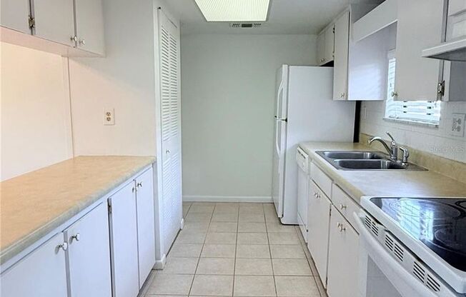 8608 LAKE ISLE DR, #169, TEMPLE TERRACE, FL 33637