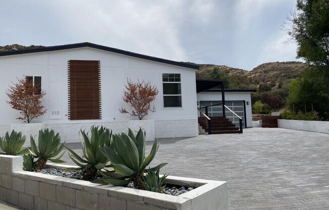Welcome home! Nestled among the mountains and oak Trees