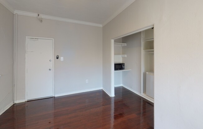 Studio, 1 bath, 350 sqft, $1,325, Unit 208