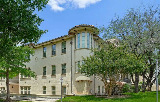 Luxury Highland Park Condo with gas and water