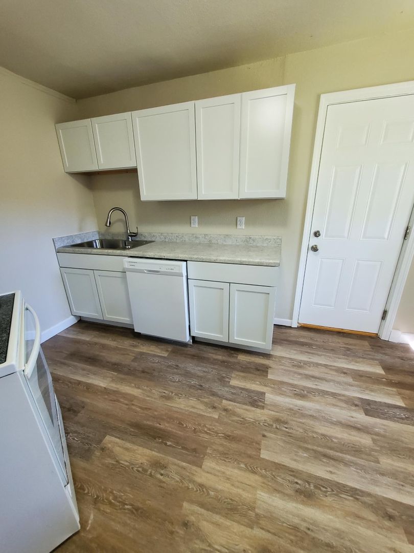 22nd St Duplex - Near Drake University