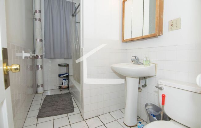 3 beds, 1 bath, $3,400, Unit 17