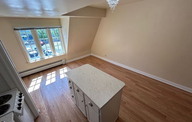 Studio, 1 bath, 370 sqft, $895, Unit A-39