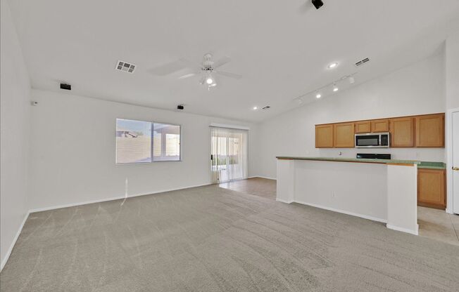 3 Bedroom with Pool in Gated Lynbrook