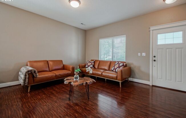 PET FRIENDLY! Spacious 4 Bed, 2.5 Bath Single Family Home in Newberg