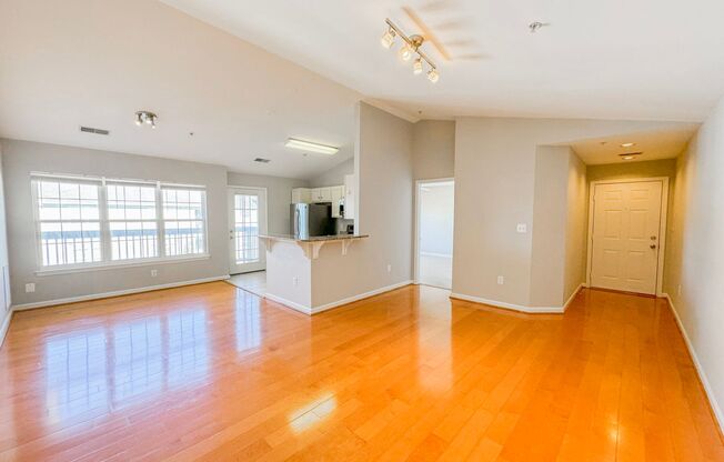 Amazing 3 bed 2 Bath Penthouse With Balcony In Vibrant Leesburg Gateway Community - Water Included