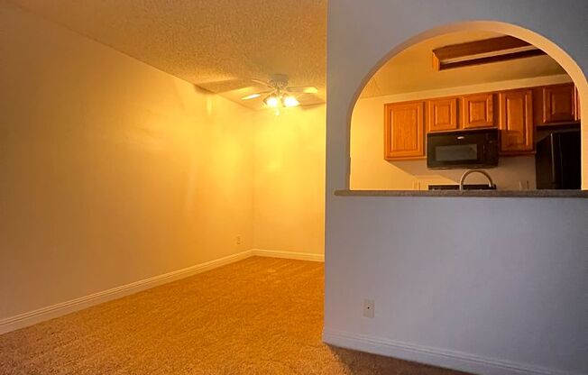 Close to UNLV, Airport, and Las Vegas Strip. GRANITE COUNTERTOPS. Comm. Pool