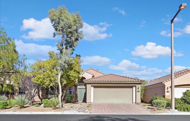 Beautiful Single-Story 3 Bedroom Home in The Vistas at Summerlin!