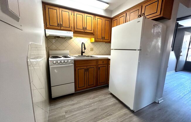 2 beds, 1 bath, $1,150, Unit E