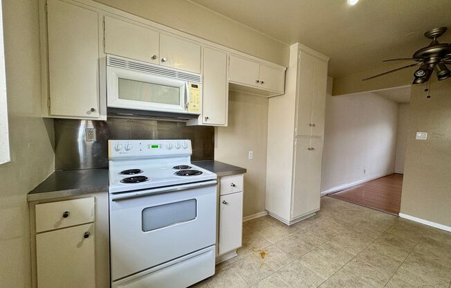 2 beds, 2 baths, $2,095, Unit Unit 212