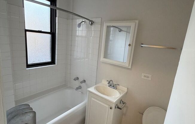 Studio, 1 bath, 300 sqft, $1,095, Unit 400