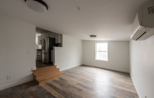 2 beds, 1 bath, $2,650, Unit 1056 Forest Ave. #3, Portland