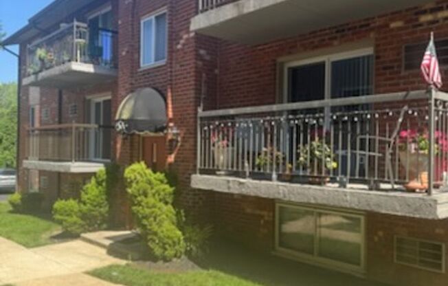 2 beds, 1.5 baths, 934 sqft, $1,650, Unit Q01
