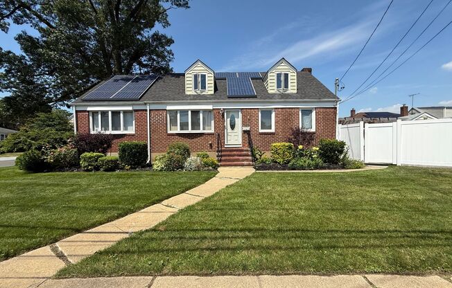 Fantastic 4 Bed/1.5 Bath Home in Valley Stream!