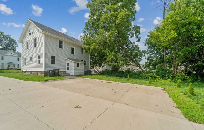 1021 W 22nd St - Cedar Falls