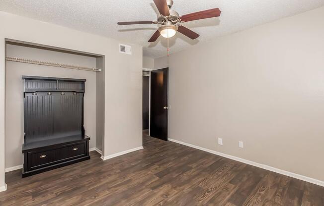 2 beds, 2 baths, 978 sqft, $1,049