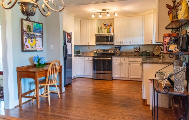 Charming 3-Bedroom/2 Bath Home in East Nashville, Walk to UGLY MUGS, FIVE DAUGHTERS BAKERY, ROSEPEPPER CAFE & PORTLAND BREW