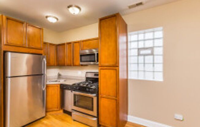 2 beds, 1 bath, $1,700, Unit 3735K SOUTH