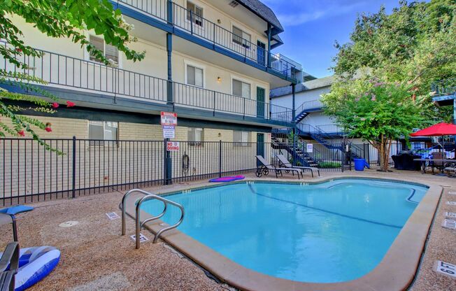 Walk to Zilker!!! Barton Springs Apartments