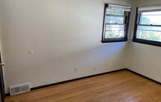 3 beds, 1 bath, 800 sqft, $980