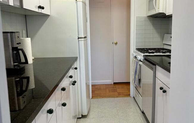 1 bed, 1.5 baths, 900 sqft, $5,700, Unit 31B