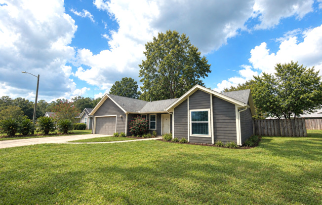 Contemporary Comfort: Open-Concept 3/2 in Millhopper Station