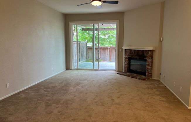 Charming end-unit home in Tamarack Point~ Coventry