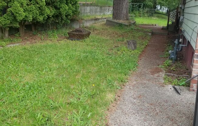2 bedroom with fully fenced yard in bremerton, close to everything