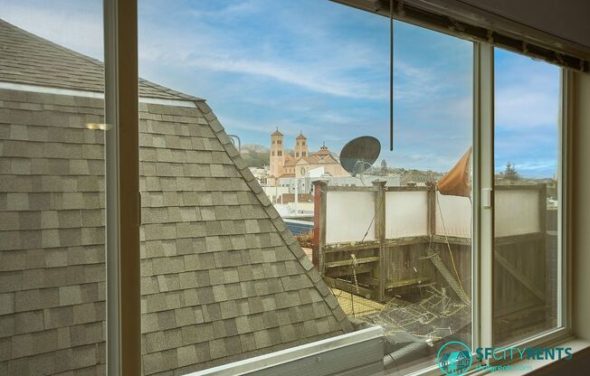 Inner Sunset: Top Floor w/ Optional Parking & Laundry Onsite