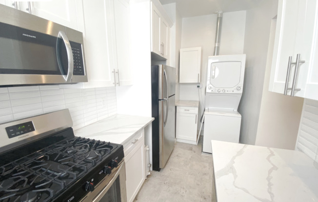 2 beds, 1 bath, 900 sqft, $4,600, Unit 2F