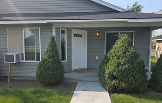 2 bed 1 bath duplex in the country with park like setting close to town