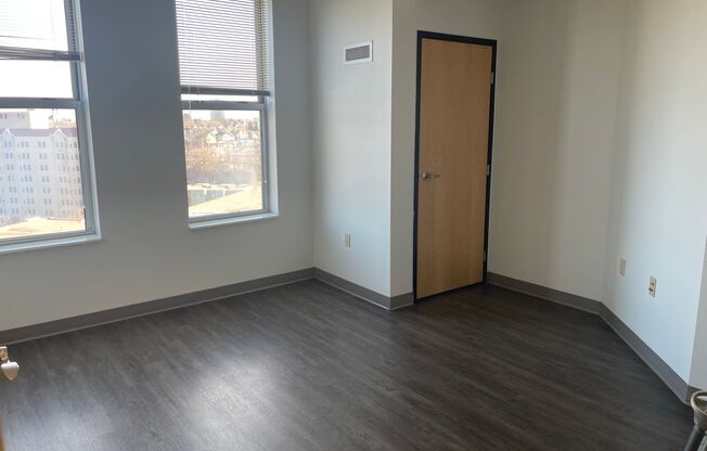 2 beds, 1 bath, 990 sqft, $1,800, Unit 201
