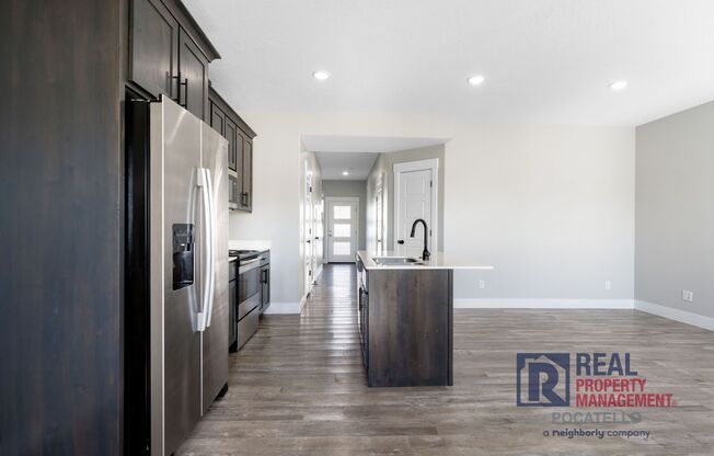 MOVE-IN SPECIAL - 3 Bedroom 2.5 Bathroom Town Home - 1 Car Garage - Dog Friendly