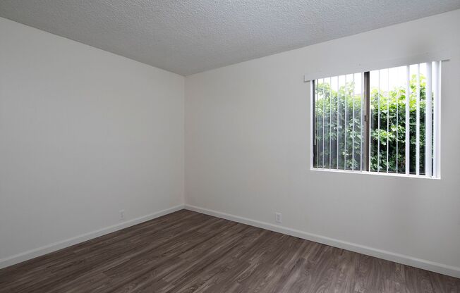 Beautiful 2 BR in Pacific Beach with Parking and GREAT Location!