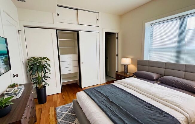 New Renovation 2 BR/2 BA right by the lake!