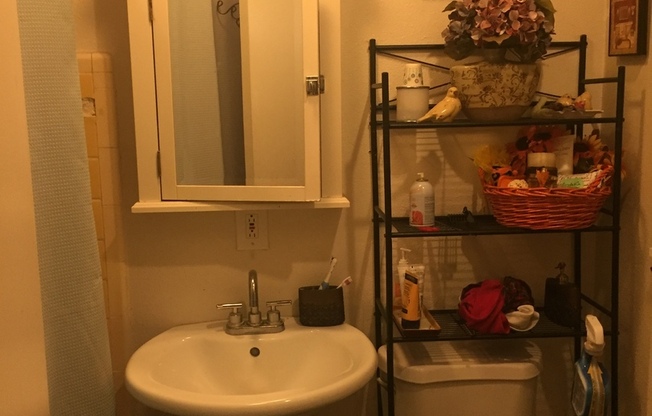 3 beds, 1 bath, $1,100