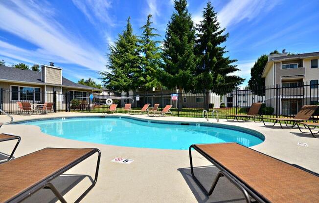 Maple Pointe Pool & Pool Furniture