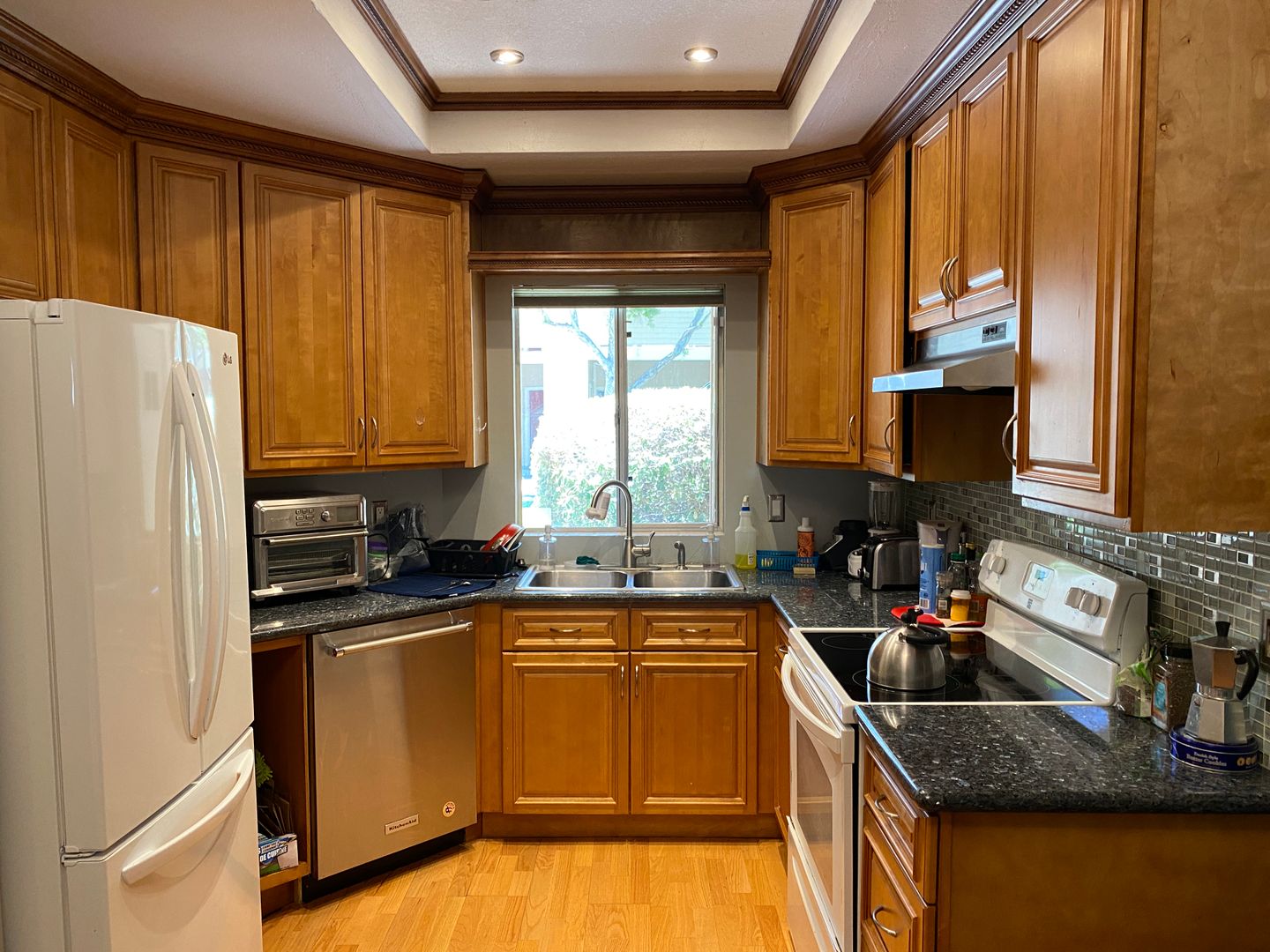 BLOSSOM VALLEY - Beautifully updated end unit condominium