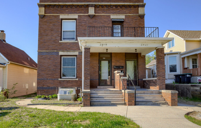 Charming & Comfortable 2 Bedroom Duplex Walking Distance to the Old Market!!